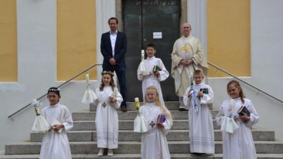 Bild: gi
Sechs Kinder gehen in Moosbach erstmals an den Tisch des Herrn. Dazu gratulieren ihnen Pfarrer Josef Most und Klasslehrer Roman Klos.