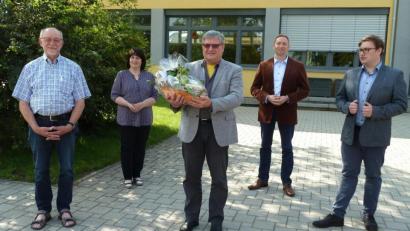 Bild: Portner
ILE-Vorsitzender Georg Köppl und Stellvertreterin Birgit Höcherl (von links) danken Baudirektor Werner Bachseitz vom Amt für Ländliche Entwicklung für die gute Zusammenarbeit und wünschen sich diese auch von dessen Nachfolger Michael Neft. Auf der Sitzung in der Turnhalle Winklarn stellte sich der neue Manager Christian Karl (rechts) vor und auch die Ziele des ILE-Zusammenschlusses „Regionalentwicklung Brückenland Bayern-Böhmen“.