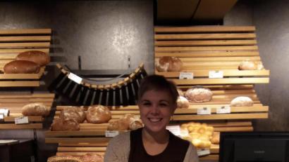 Bild: exb/Thomas Neugirg
Sarah Zetzl von der gleichnamigen Bäckerei in Neuhaus hat eine der beiden Sammelstellen für die Aktion der Neuhauser Pfadfinder eingerichtet.