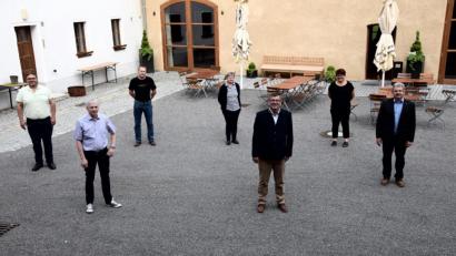 Bild: bö
Der engere Vorstand des Zweckverbands zur Wasserversorgung der Vils-Naab-Gruppe (von links): Jürgen Ehrsperger, Zweiter Vorsitzender Josef Auer, Andreas Beer, Christine Werner, Vorsitzender Peter Braun, Renate Frey-Forster und Ulrich Brey.