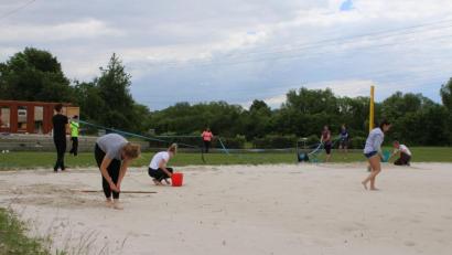 Bild: sne
Die Abteilung Volleyball hat sich bereits um die beiden hinteren Felder im Grafenwöhrer Waldbad gekümmert. Nun kann dort wieder trainiert werden. Badegäste müssen allerdings noch warten, bis sie die Felder benutzen dürfen.