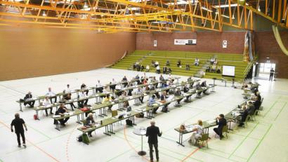 Wegen der Abstandsregeln in Coronazeiten tagt der Stadtrat erstmals in der Mehrzweckhalle am Langen Steg.