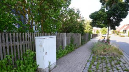 Bild: bey
Bestehende Verteilerkästen, wie hier in der Oberwildenauer Hauptstraße, werden technisch aufgerüstet. Außerdem sollen weitere Verteiler für schnelles Internet sorgen.