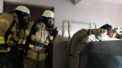 Bild: Feuerwehr Falkenberg/exb
Die Befürchtung, dass sich in den oberen Räumen der Burg eine Person befinden könnte, bewahrheitet sich. Sofort werden Erste Hilfe-Maßnahmen eingeleitet.