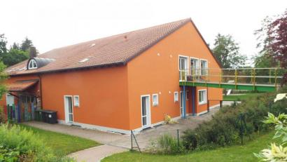 Bild: e
In der Kindertagesstätte St. Vitus in Schnaittenbach soll eine zweite Krippengruppe eingerichtet werden. Geplant ist ein Anbau eventuell an der Rückseite des Hauses.