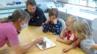 Bild: fsb
Ein Versuch mit verdünnter Salzsäure. Die Kinder sehen Umweltpädagogin Andrea Mack gespannt zu.