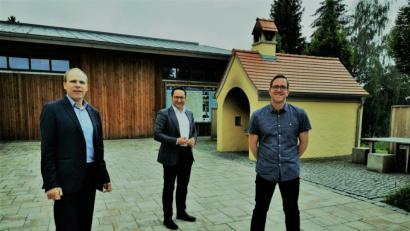 Bild: gz
Dritter Bürgermeister und Jugendbeauftragter Bernd Reil diskutiert mit Landtagsabgeordnetem Tobias Gotthardt von den Freien Wählern und Oberstudiendirektor Ludwig Pfeiffer (von rechts) über die Schule der Zukunft.