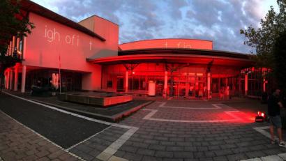 Bild: Alexander Unger
In Deutschland leuchten einige Gebäude in Rot - unter anderem die Max-Reger-Halle in Weiden.
