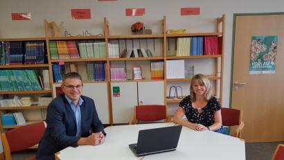 Bild: ck
Rektor Hubert Reil und Berufsberaterin Kerstin Schicker sehen trotz der Coronakrise keine Einschränkungen für die Abschlussschüler der Pfalzgraf-Friedrich-Mittelschule beim Einstieg in das Berufsleben.