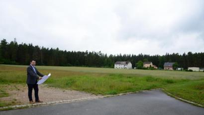 Bild: bey
Bis nahe der Häuser (rechts), im Hintergrund bis zum Wald unter Berücksichtigung der Baumfallgrenze und im Vordergrund unmittelbar bis Bürgermeister Sebastian Hartl soll das neue Baugebiet "Eschlingweiher II" reichen. Zwischen 25 und 30 Parzellen, je nach Größe, könnten ausgewiesen werden.