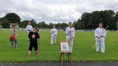 Bild: stg
Die Gruppe mit Trainerin Kathleen Walberer, auf dem Stuhl wurde das Bild von Aikidogründer Morihei Ueshiba platziert.