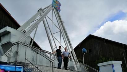 Bild: wpt
Robert Nübler (rechts) und sein Sohn Pascal stehen vor ihrer neuesten Errungenschaft, dem „Party-Boot“. Die überdimensionale Schaukel hätte das neue Zugpferd der Schaustellerfamilie werden sollen, mit dem der Sohn Fuß in der Branche fassen wollte. Das Coronavirus machte ihnen einen Strich durch die Rechnung.