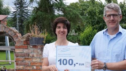 Bild: J. Wittmann/exb
Kreisbäuerin Sabine Schindler überreicht einen der 100-Euro-Gutscheine an Wolfgang Pirzer, den stellvertretenden Kreisvorsitzenden des Hotel- und Gaststättenverbandes.