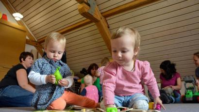 Bild: Kathrin Drinkuth/dpa
Eltern-Kind-Gruppen können sich treffen, da bei diesen "Versammlungen" der Teilnehmerkreis absehbar, beziehungsweise bekannt ist. Gleiches gilt für Seniorentreffs.