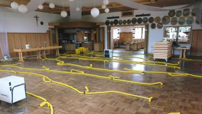 Bild: do
Mit Hochleistungssaugern wird derzeit versucht, den Boden des Schützenhaus-Saales zu trocknen. Die Pumpen laufen drei Wochen lang Tag und Nacht.