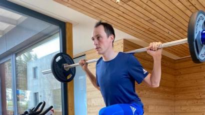 Bild: mr
Eric Frenzel in seinem Trainingshaus im Flossenbürger Ortsteil St. Ötzen. In der Coronazeit trainierte er hier viel oder war im Kreis Neustadt/WM auf Skirollern oder dem Rad unterwegs.