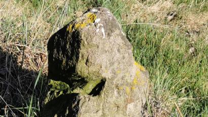 Bild: gz
Das Steinkreuz zwischen zwei Landkreisen soll aus dem Spätmittelalter stammen.