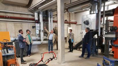 Bild: gi
Geschäftsführer Andreas Hofmeister (Mitte) stellt Landtagsabgeordnetem Stephan Oetzinger (Zweiter von rechts) sowie den drei Moosbacher Bürgermeistern das Heizwerk am Hallenbad vor.