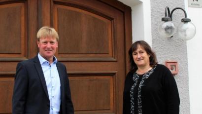 Bild: mvs
Antrittsbesuch und freundschaftliches Treffen zugleich: Bundestagsabgeordnete Marianne Schieder erkundigte sich bei Bürgermeister Markus Schiesl, wo die Gemeinde Altendorf der Schuh drückt.