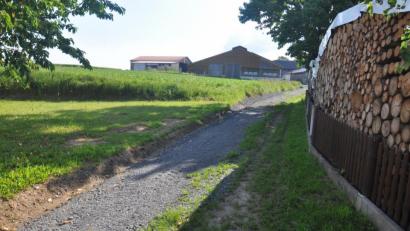 Bild: ws
Aktuell ist der Schotterweg hinter dem Haus von Hubert Mark keine "Wasserstraße". Bei Starkregen strömt hier aber vom Feld und den Nutzgebäuden das Wasser in Sturzbächen herunter.