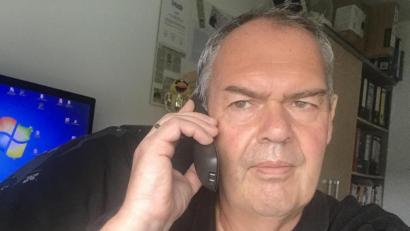 Bild: exb/Gegg
Alexander Gegg aus Neustadt ist froh, wieder telefonieren und surfen zu können, nachdem er fast ein Jahr lang mit technischen Problemen gekämpft hat.