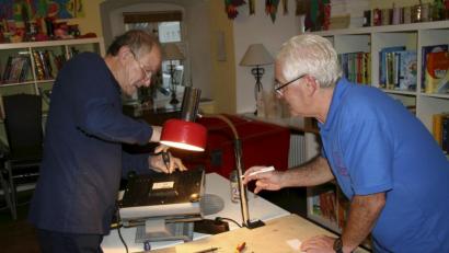 Bild: fpoz
Ewald Weber (links) und Josef Nachbar (rechts) waren im Team mit Beate Singer, Werner Rudolf und Egon Keller die Hauptakteure im Waldershofer Reparatur-Café.