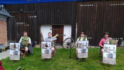 Bild: fla
Mit ihrer Aktion "Rettet die Wirtshäuser" möchten die "Hulzstoussboum" ( von links) Julian Bauer, Andreas Holfelner, Valentin Reil und Jonas Kraus den Wirten etwas unter die Arme greifen.