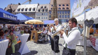 Archivbild: Steinwald-Allianz/exb
Musiker aus dem Stiftland (im Bild von der Blaskapelle Ernestgrün) waren in der Vergangenheit regelmäßig Besucher in Nürnberg, etwa bei Touristik-Präsentationen. Jetzt hat die Stadt Waldsassen ihre weitere Unterstützung bei der Kulturhauptstadtbewerbung Nürnbergs zugesichert.