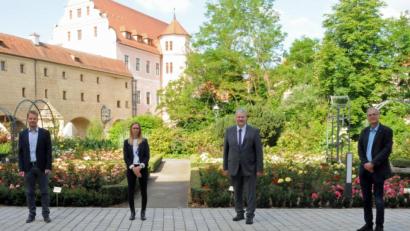 Bild: Christine Hollederer/exb
Sie leiteten den Maschinenraum während der Hochphase der Coronapandemie (von links): Rainer Schmid (Sachbearbeiter Katastrophenschutz), Abteilungsleiterin Laura Hofmann, Landrat Richard Reisinger und Gesundheitsamts-Leiter Dr. Roland Brey.
