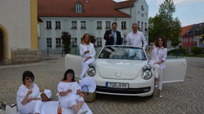 Bild: jr
'Das "Weiße Dinner" in Mitterteich muss noch ein Jahr warten. Neuer Termin ist der 27. Juni 2021. Im Bild das Organisationsteam mit (sitzend von links) Monika Forte und Erna Burger, sowie (stehend von links) Claudia Tietze, Bürgermeister Stefan Grillmeier, Jürgen Bauer und Andrea Forte, die ihr weißes Cabrio mitgebracht hatte.
