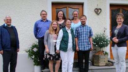 Bild: amö
Jubilarin Charlotte Pößl (Mitte), flankiert von den Enkeln Lukas und Katharina, freute sich über die Glückwünsche von (hinten, von links) Sohn Josef, Schwiegertochter Anette und Tochter Adeline. Es gratulierten auch Pfarrer Eugen Wismeth und Bürgermeisterin Sonja Meier.