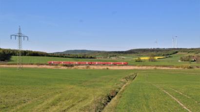 Bild: DB AG/Marion Fink
Eine bestehende Bahnstrom-Trasse in Unterfranken versorgt den elektrisch betriebenen Zug mit Energie.