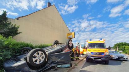 Bild: Tietz
Bei einem schweren Verkehrsunfall in Nabburg überschlug sich ein Auto und kam auf dem Dach zum Liegen.