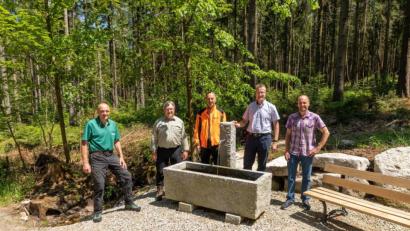 Bild: exb
Werner Schmidt, Förster am Ochsenkopf, Udo Wenzel vom Amt für Ernährungs, Landwirtschaft und Forsten in Bayreuth, Winfried Pfahler, Leiter des Forstbetriebs Fichtelberg, Michael Schreier, Bürgermeister in Bischofsgrün und Willi Zapf, Tourismusmanager in Bischofsgrün (v.l.n.r.) bei der offiziellen Übergabe des noch namenlosen Brunnens am Walderlebnispfad bei Bischofsgrün.