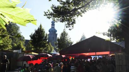 Bild: Petra Hartl
Es wirkt lange her. So dicht gedrängt wird es heuer auf dem Mariahilfberg nicht zugehen. Im Gegenteil: Das Bergfest ist abgesagt, stattdessen finden bei den Brauereien die Amberger Bierwochen statt.