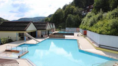 Bild: lei
Das Freibad in Hirschbach: Blick von den Liegewiesen auf die beiden Becken.