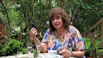 Bild: ubb
Telefonieren kann mitunter ein brauchbares Mittel gegen Einsamkeit sein. Die 65-jährige Olga Luft wünscht sich von ihren Mitbürgerinnen und Mitbürgern, dass öfter einmal spontan und ohne großen Aufwand bei älteren Menschen in der Stadt einfach angerufen wird.