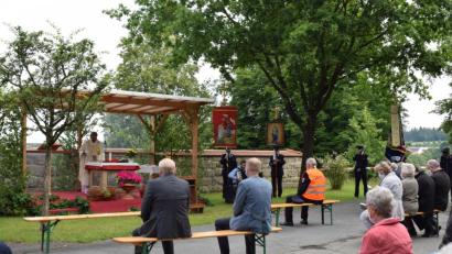 Bild: bnr
Mit einem beeindruckenden Festgottesdienst feierte die Kirchengemeinde Woppenhof das Kirchenpatrozinium. Den Festgottesdienst zelebrierte Pfarrer Markus Ertl.