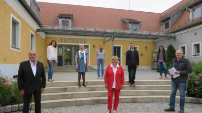 Bild: Nina Forster
Die Verantwortlichen der Seniorenarbeit sind startklar, sobald die aktuelle Coronakrise dies zulässt (von links): der Ammerthaler Bürgermeister Anton Peter, Verwaltungsfachangestellte Sonja Scharl, die stellvertretende Koordinatorin der Nachbarschaftshilfe Ursensollen, Christa Suttner, die Ursensollener Seniorenbeauftragte Bettina Neumann, die Seniorenbeauftragte und NBH-Koordinatorin für Ammerthal, Monika Fruth, der Ursensollener Bürgermeister Albert Geitner, die Koordinatorin der Nachbarschaftshilfe Ursensollen, Marion Graml, sowie Norbert Schmid, der Seniorenbeauftragter der Gemeinde Ursensollen.