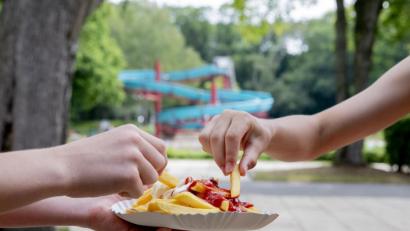 Bild: Christoph Soeder/dpa
Pommes mit Ketchup und Mayo, natürlich im Freibad.