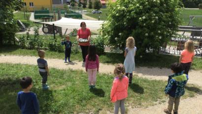 Bild: do
Oberpfalzmedien macht es möglich: Als Siegerin eines Gewinnspiels überreicht Rebecca König den Mädchen und Buben der Kindertagesstätte Speinshart eine Kiste voller Gummibärchen.