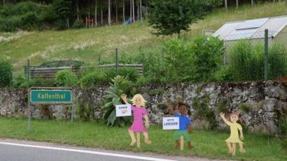 Bild: bnr
In Kaltenthal appellieren die Anwohner auf kreative Art an die Rücksichtnahme der Verkehrsteilnehmer.
