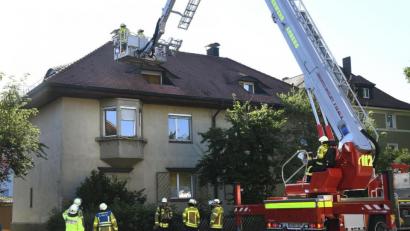 Bild: Petra Hartl
Mit einer Drehleiter gelangten die Einsatzkräfte in die Wohnung.