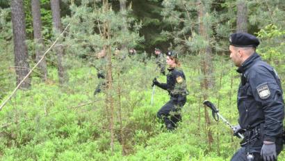 Bild: Gabi Schönberger
Mehrmals durchstreifte die Polizei das Waldgebiet bei Weiden.