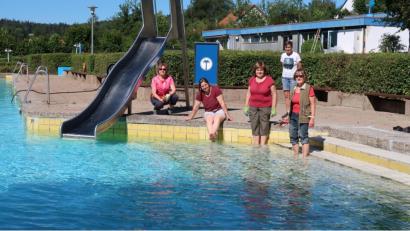 Bild: bsc
Enormes haben in diesem Jahr neben Beschäftigten der Gemeinde und freiwilligen Unterstützern die Mitglieder des Förderkreises Freibad Friedenfels geleistet. Vorsitzende Lisa Rauh (Zweite von links) dankte für die vielen freiwilligen Stunden im Vorfeld - obwohl die Helfer nicht wussten, ob das Bad geöffnet werden kann. Mit im Bild ein Teil der Unterstützer, die am Tag der Entscheidung durch den Gemeinderat nochmals kräftig Hand angelegt haben: (von links) Bärbel Völkl, Gabi Härtl, Barbara Kaßeckert und Monika Seidel.