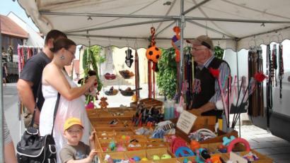 Archivbild: frd
Vor Corona war das Kundengespräch am Verkaufsstand ohne Mund-Nase-Bedeckung möglich. Bei der Neuauflage des Oberviechtacher Sommermarkts am 5. Juli heißt es nun "Maske aufsetzen". Nach den Lockerungen steigt die Stadtverwaltung wieder in ihre Marktsonntage ein.