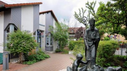 Bild: Stephan Huber
Weil der Ammerthaler Kindergarten St. Nikolaus aus allen Nähten platzt, sollte ein Neubau her – so zumindest hat es der Gemeinderat in der vergangenen Periode beschlossen. In der jüngsten Sitzung jedoch verkündete Bürgermeister Anton Peter neue Pläne. Das gefällt nicht allen Gemeinderatsmitgliedern.