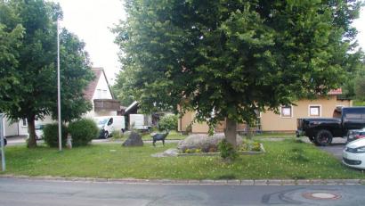 Bild: ld
Der Siedlerplatz in Neubrand könnte im Rahmen der Städtebauförderung neu gestaltet werden. Der Bau-und Umweltausschuss tagte mit Landschaftsarchitekten Albrecht Strohn.