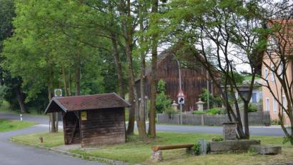 Bild: wb
Der Dorfplatz in Gössenreuth wird neu gestaltet.