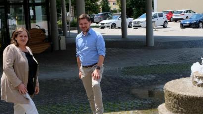 Bild: mab
Zwanglose Verabschiedung beim Rathausbrunnen nach dienstlichen Themen: MdB Marianne Schieder und Bürgermeister Peter Neumeier